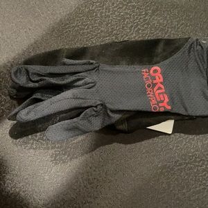 Brand new Oakley warm weather gloves